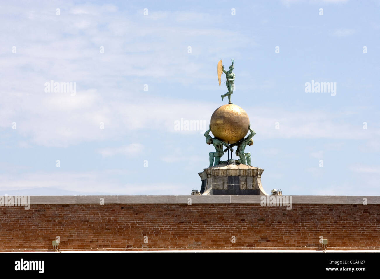 La statue de fortune sur le toit de la Dogana da Mar, à Venise. Banque D'Images