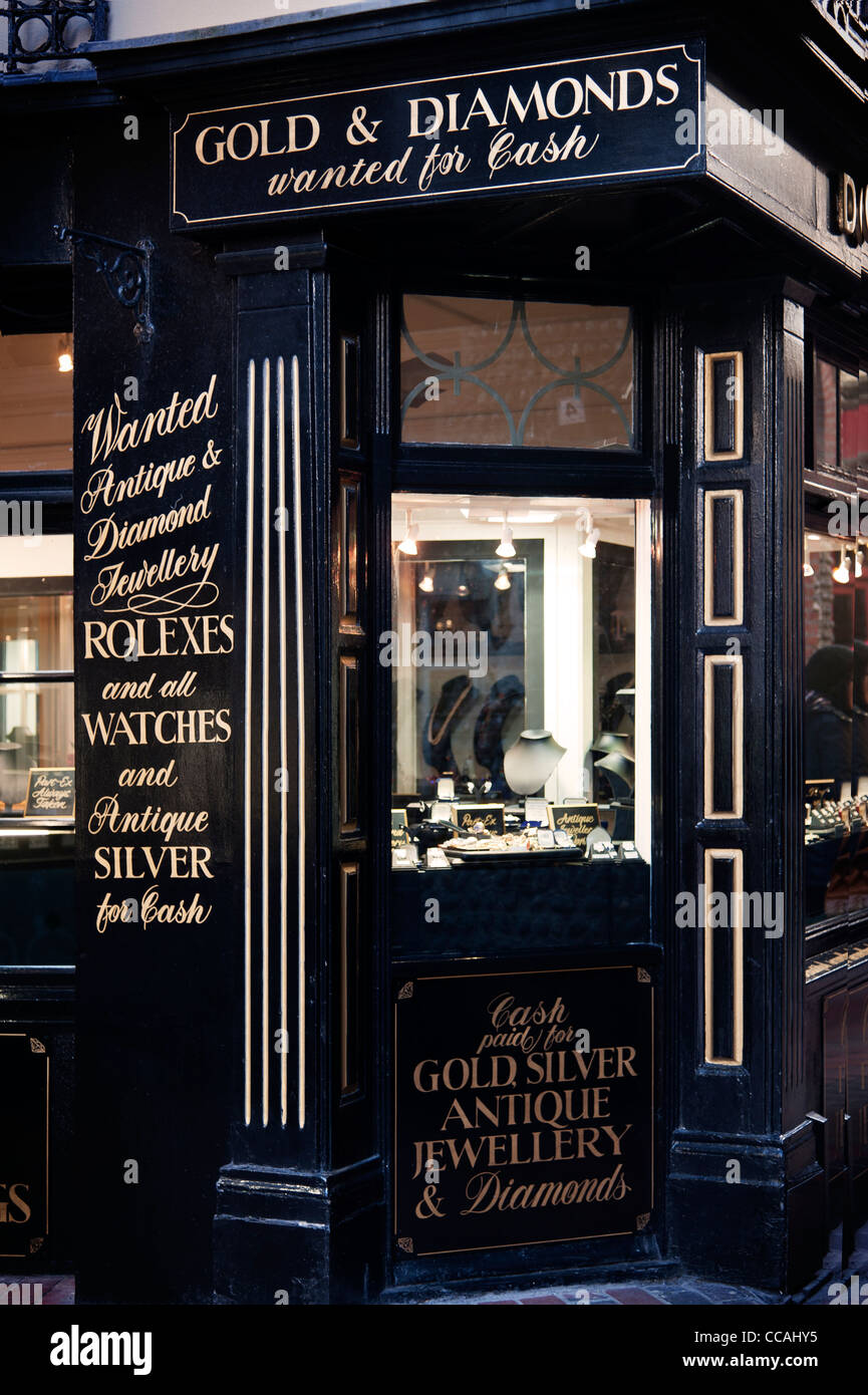 Les bijoutiers font leurs achats à Brighton Lanes et proposent de l'argent pour acheter de l'or, des diamants, des bijoux et des montres Brighton East Sussex England UK Banque D'Images