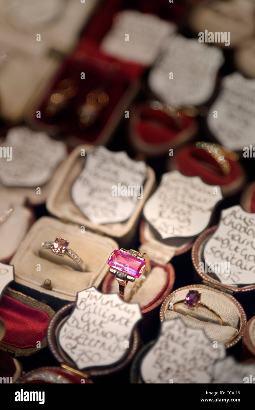 De superbes bijoux de seconde main dans une vitrine de magasins dans les ruelles de Brighton. East Sussex Angleterre Royaume-Uni Banque D'Images