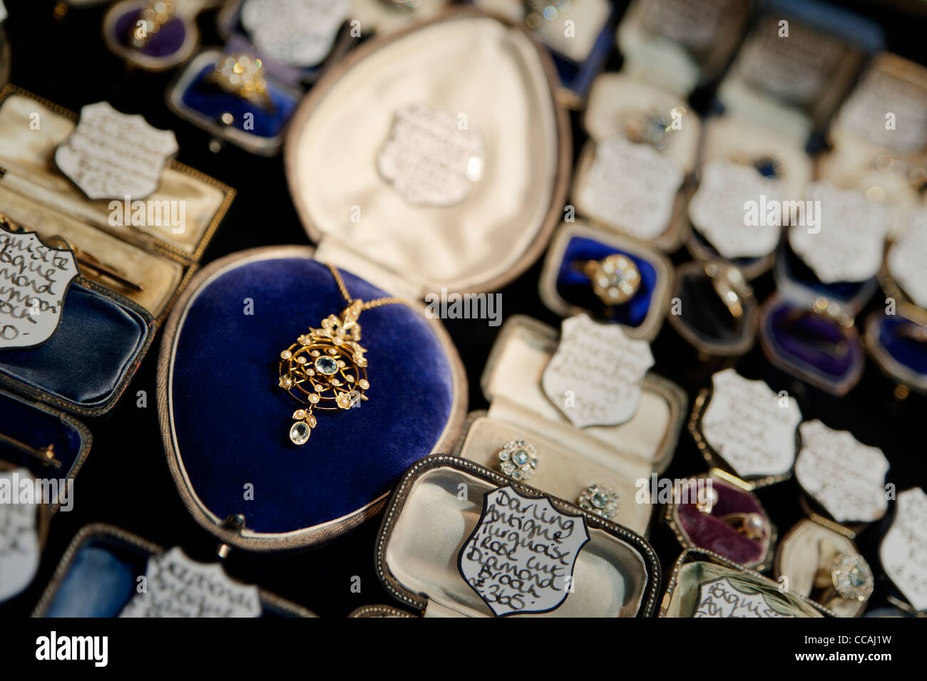 Beaux bijoux d'occasion dans une vitrine de magasin à Brighton Lanes, East Sussex Angleterre Banque D'Images
