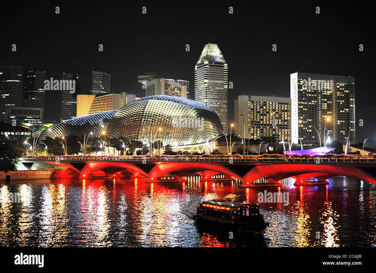 Esplanade Theatre est un bâtiment moderne de musical,Art Gallery et les concerts à la Riverside situé près de Singapore Flyer. Banque D'Images