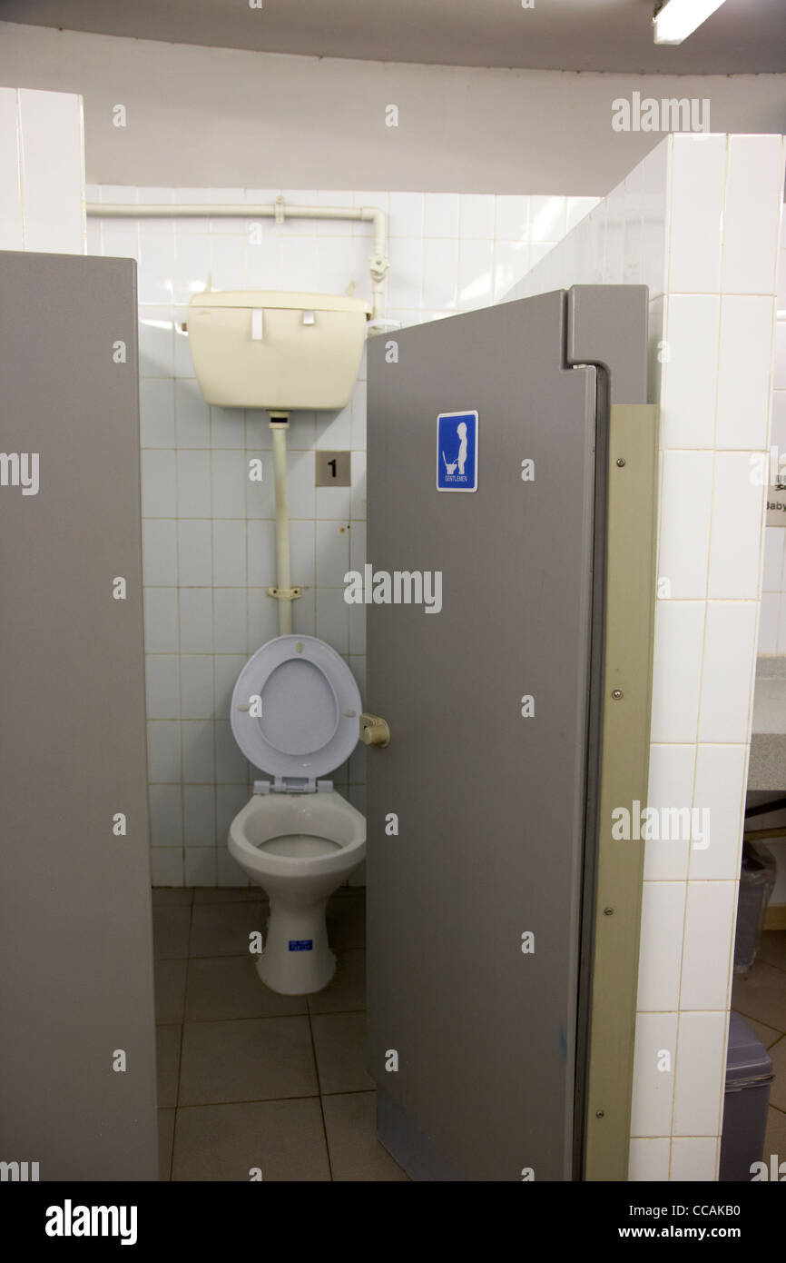 Porte des toilettes ouverte Banque de photographies et d'images à haute  résolution - Alamy