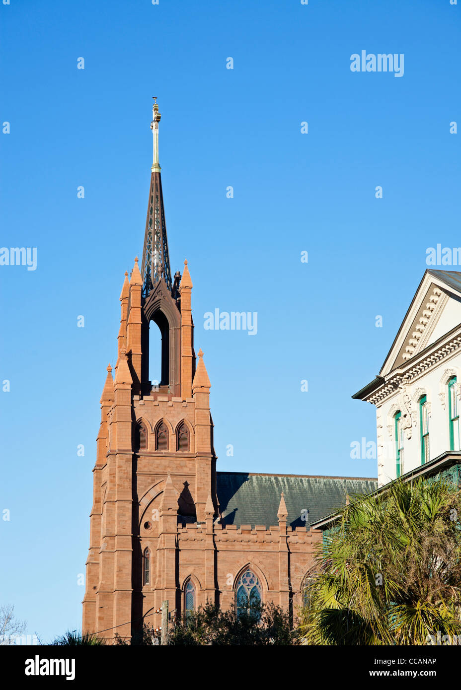Église de Charleston et manoir historique sur le droit Banque D'Images