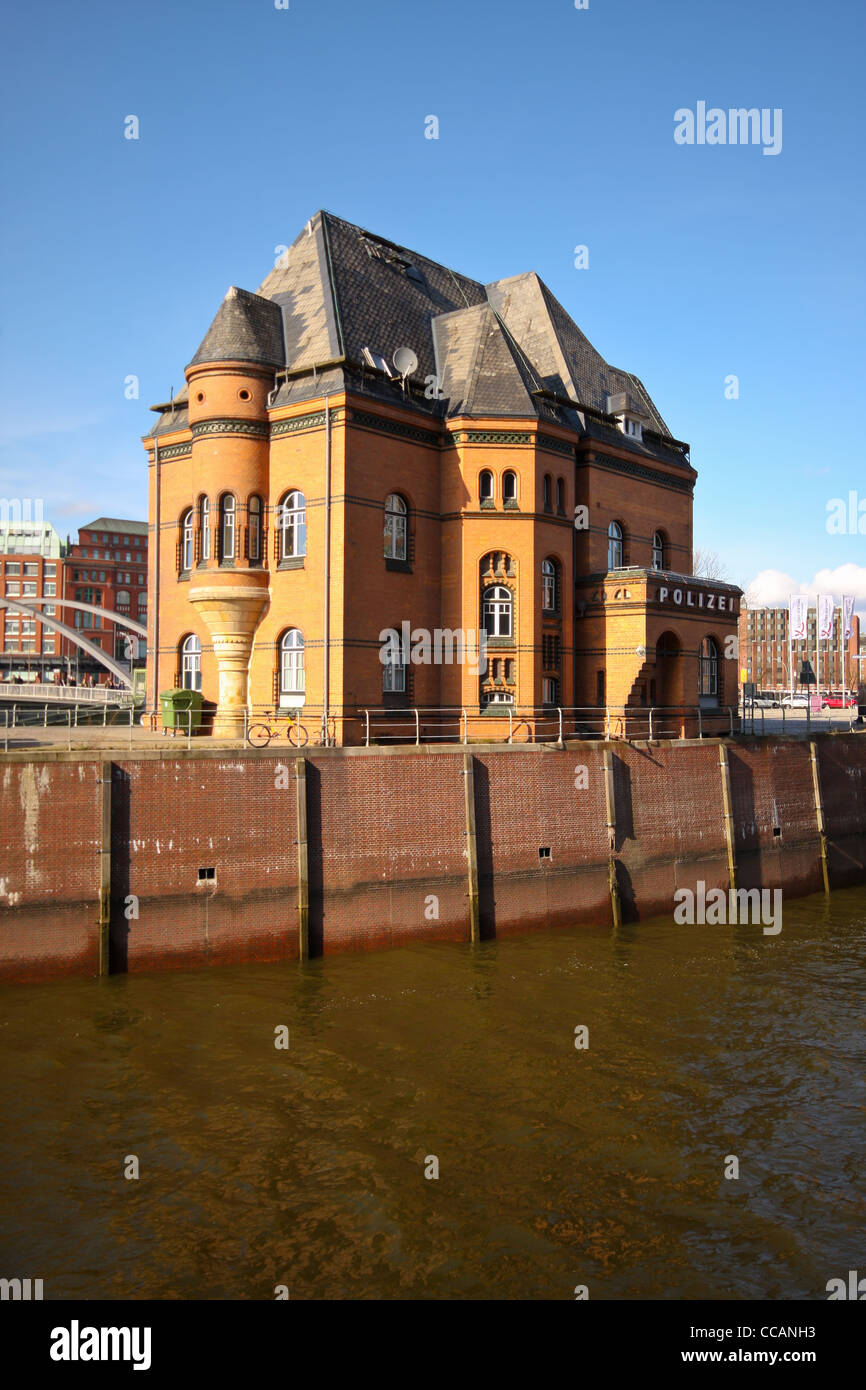 Vue de l'ancien poste de police à l'Kehrwiederspitze dans le port de Hambourg, Allemagne. Banque D'Images