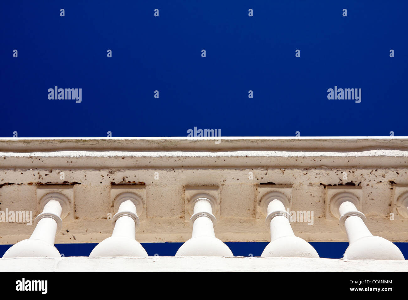 Avis de balustrade grecque contre le ciel bleu. Banque D'Images