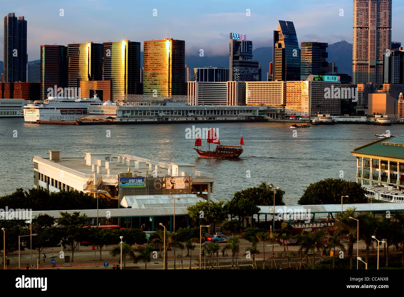 Voiles rouge dans le coucher du soleil sur le port de Hong Kong, HK Central Banque D'Images