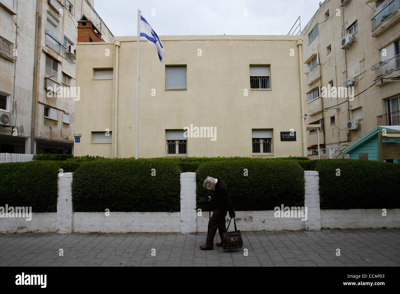 Un vieux piéton passe devant la maison Ben Gurion qui a servi de résidence au premier Premier ministre d'Israël, David Ben-Gurion, entre 1931-1968 à tel-Aviv. Israël Banque D'Images