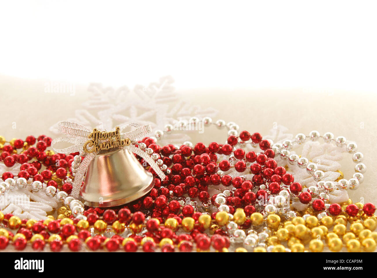 Décorations de Noël : Joyeux Noël perles sur bell Banque D'Images