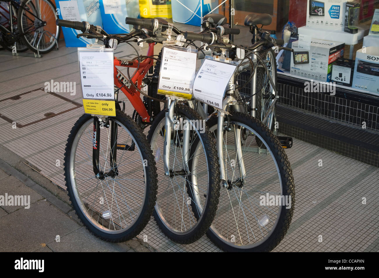 Des vélos pour la vente hors magasin Halfords, Felixstowe, Suffolk, Angleterre, RU Banque D'Images
