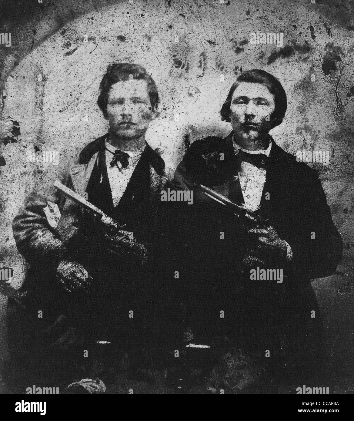 FRANK ET JESSE JAMES hors-la-nous vers 1865 avec Frank à gauche et son frère Jesse Banque D'Images