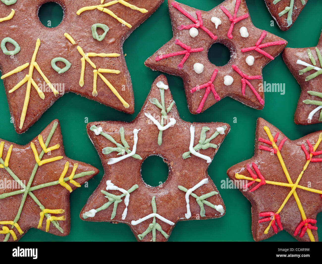 Saison en forme d'étoiles gingerbread cookies shot de dessus sur fond vert Banque D'Images