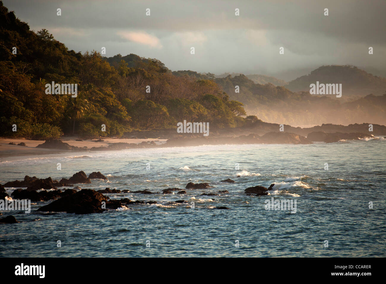 Brume matinale sur la côte au petit village touristique Montezuma, Péninsule de Nicoya, Costa Rica, Amérique Centrale Banque D'Images