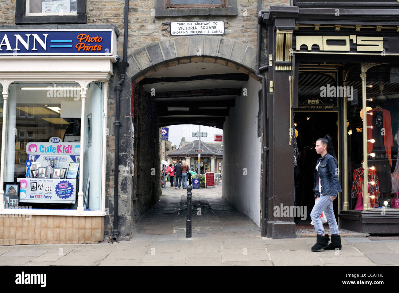 Le passage Sheep Street, Skipton, jusqu'à Victoria Square Shopping Precinct. Banque D'Images