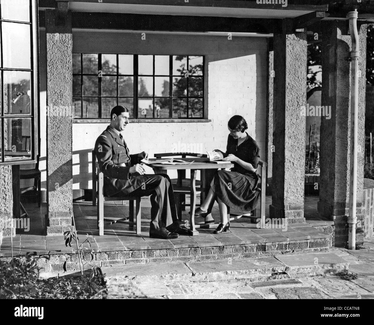 CHARLES DE GAULLE avec son épouse Yvonne à leur exil home, Rodinghead, Little Gaddesden, Berkhampstead, en juillet 1941 Banque D'Images