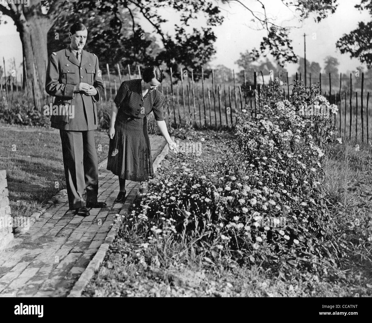 CHARLES DE GAULLE avec son épouse Yvonne à leur exil home, Rodinghead, Little Gaddesden, Berkhampstead, en juillet 1941 Banque D'Images