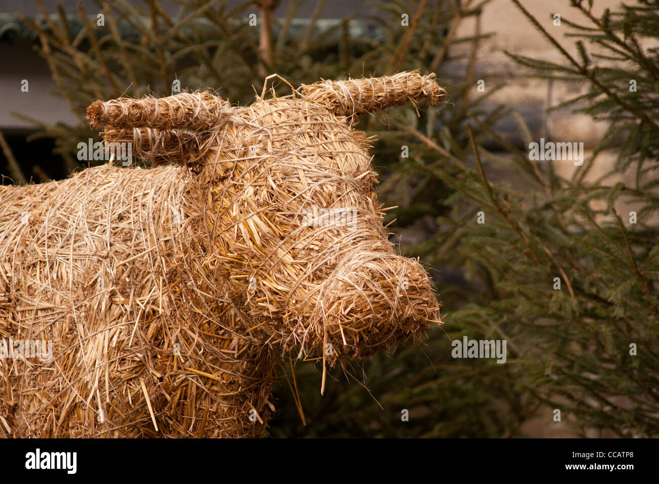 Marionnette vache faite par la paille Banque D'Images