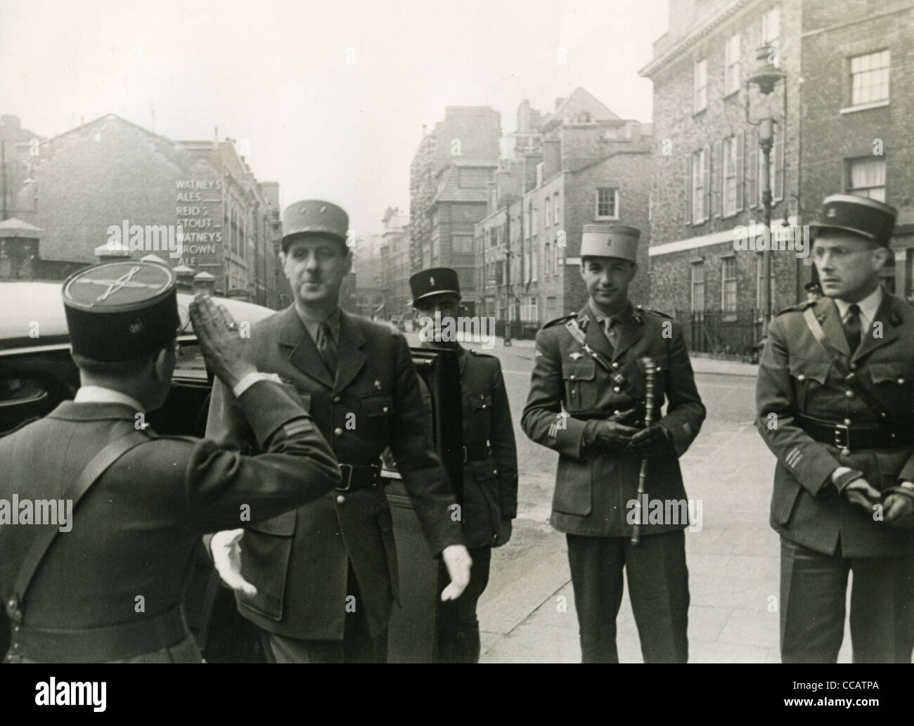 Le général CHARLES DE GAULLE avec les officiers français à Londres en 1941 Banque D'Images