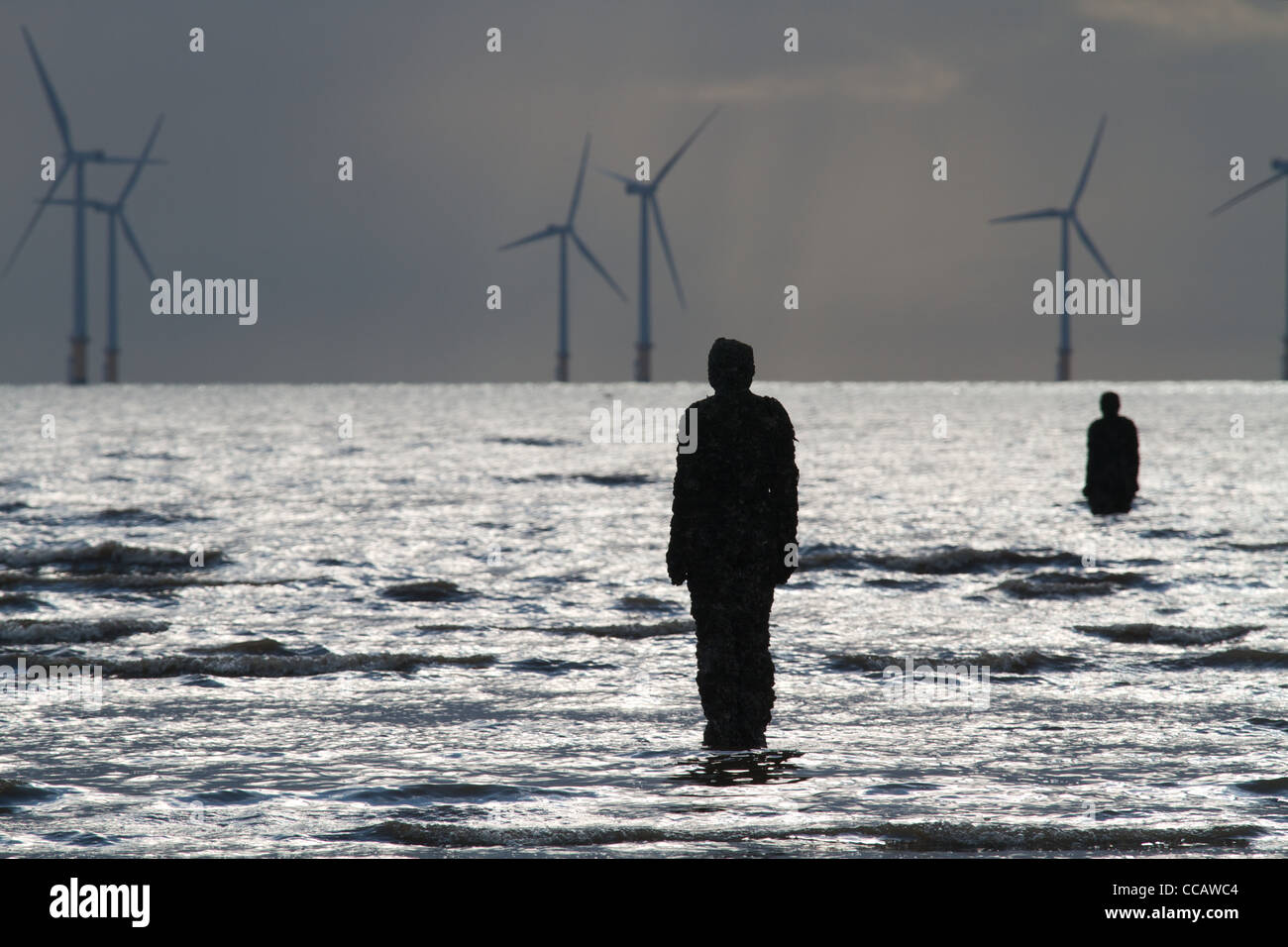 Anthony Gormley's 'un autre endroit' figures étant noyé par le Mersey les marées. Banque D'Images