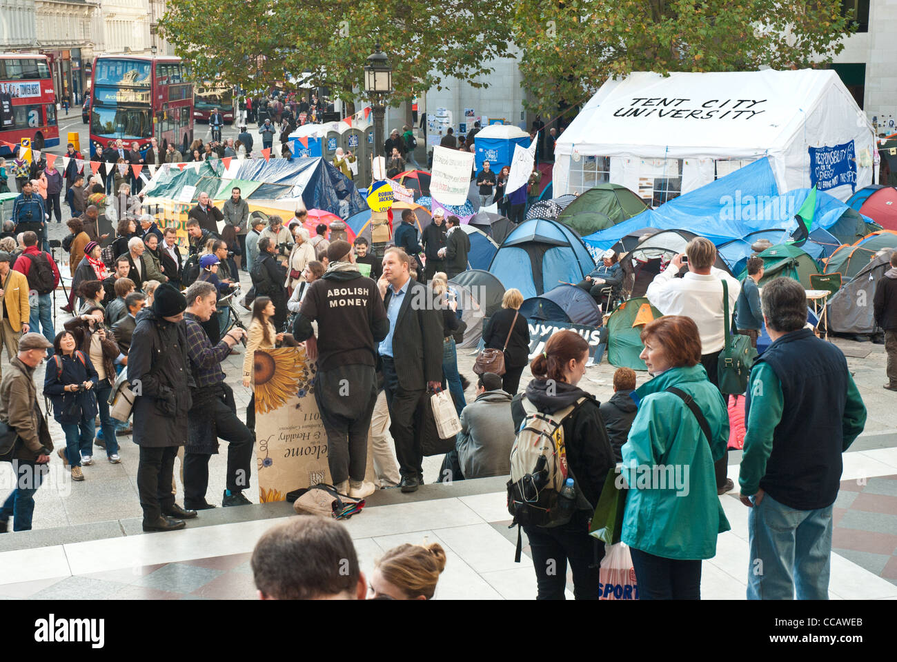 St Pauls Londres. occuper Les visiteurs et occupants échanges lors de l'occupation de tentes Tente avec l'Université de la ville en arrière-plan. Banque D'Images