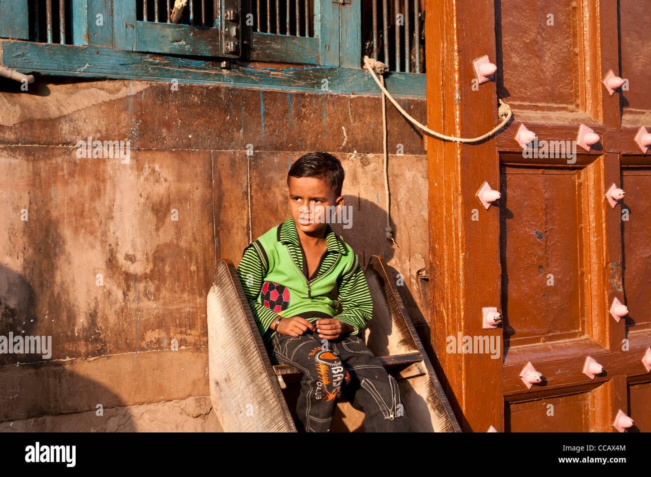 Garçon assis en face de Rangaji mandir, Vrindavan, Inde Banque D'Images