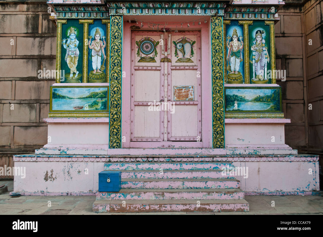 Peintes de couleurs vives de culte avec un don fort en face d'elle, Rangaji mandir, Vrindavan, Inde Banque D'Images