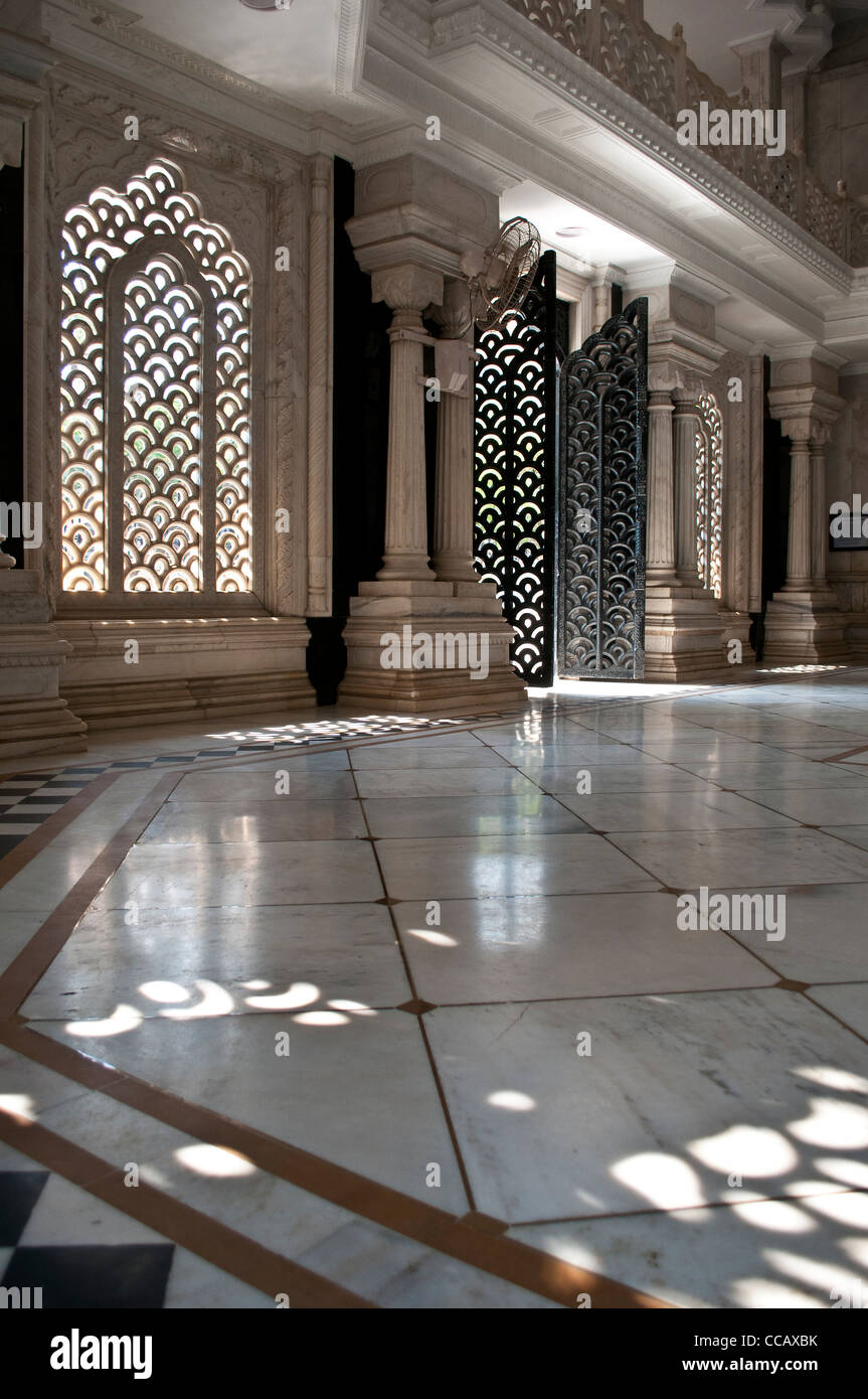 Portes et fenêtres grillagées dans le mausolée en marbre, Krishna, Krishna Balaram Mandir, Vrindavan, Inde Banque D'Images