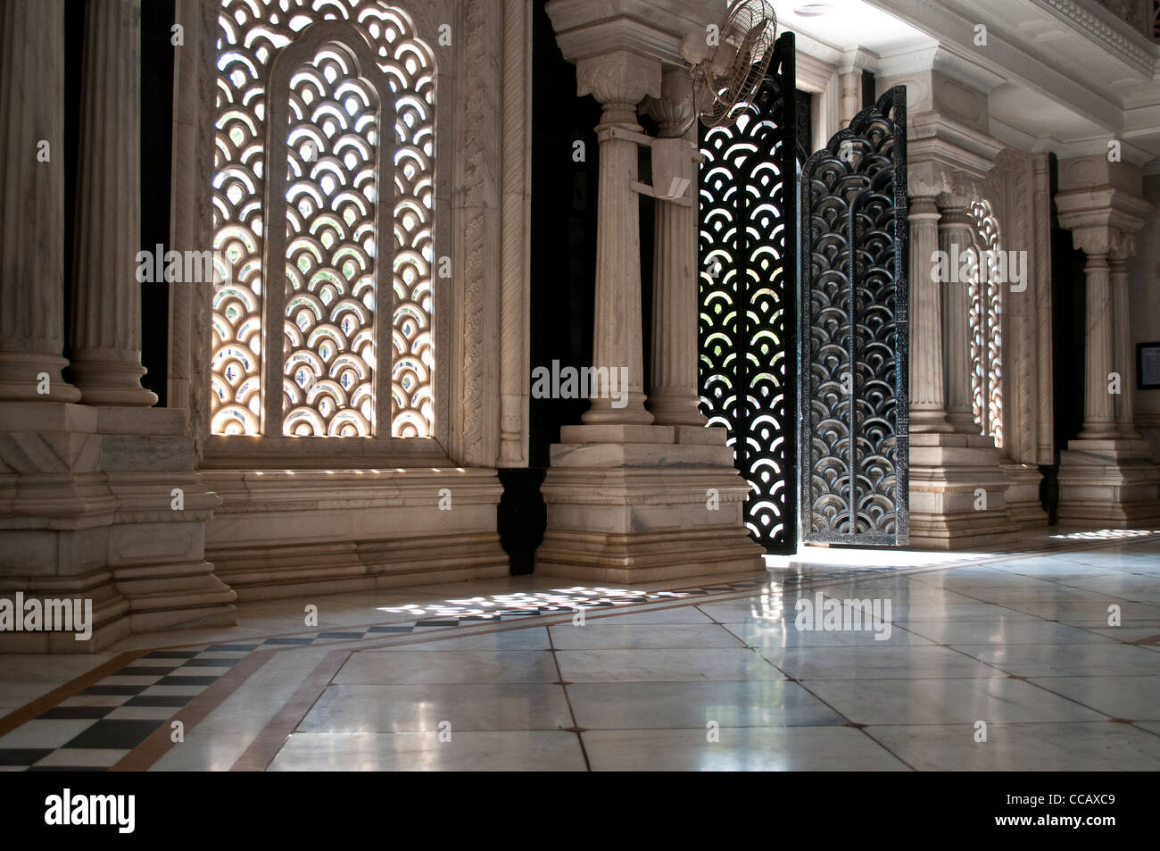 Portes et fenêtres grillagées dans le mausolée en marbre, Krishna, Krishna Balaram Mandir, Vrindavan, Inde Banque D'Images