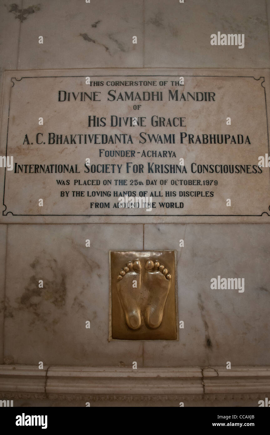 Swami Prabhupada pieds dans le mausolée, Krishna Krishna Balaram Mandir, Vrindavan, Inde Banque D'Images