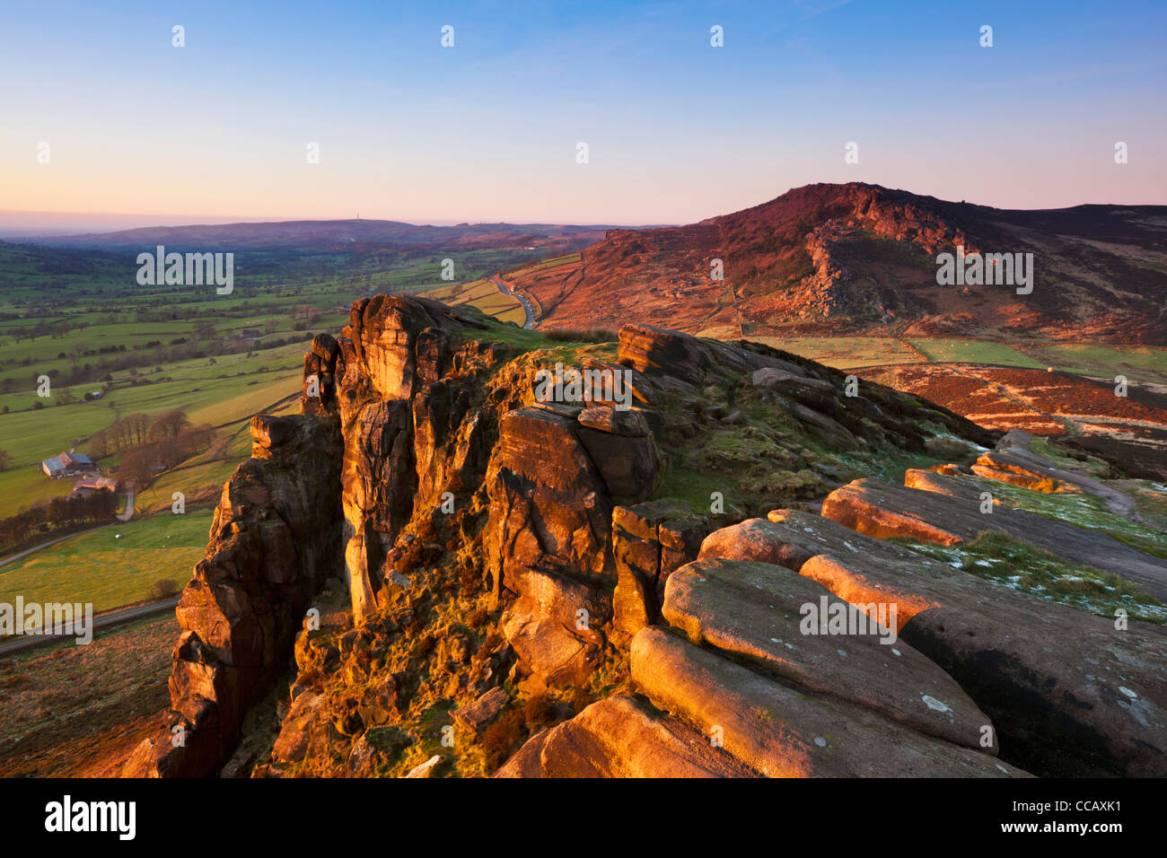 Hen Cloud au coucher du soleil sur Les cafards Staffordshire Peak District National Park Angleterre Royaume-Uni GB Europe Banque D'Images
