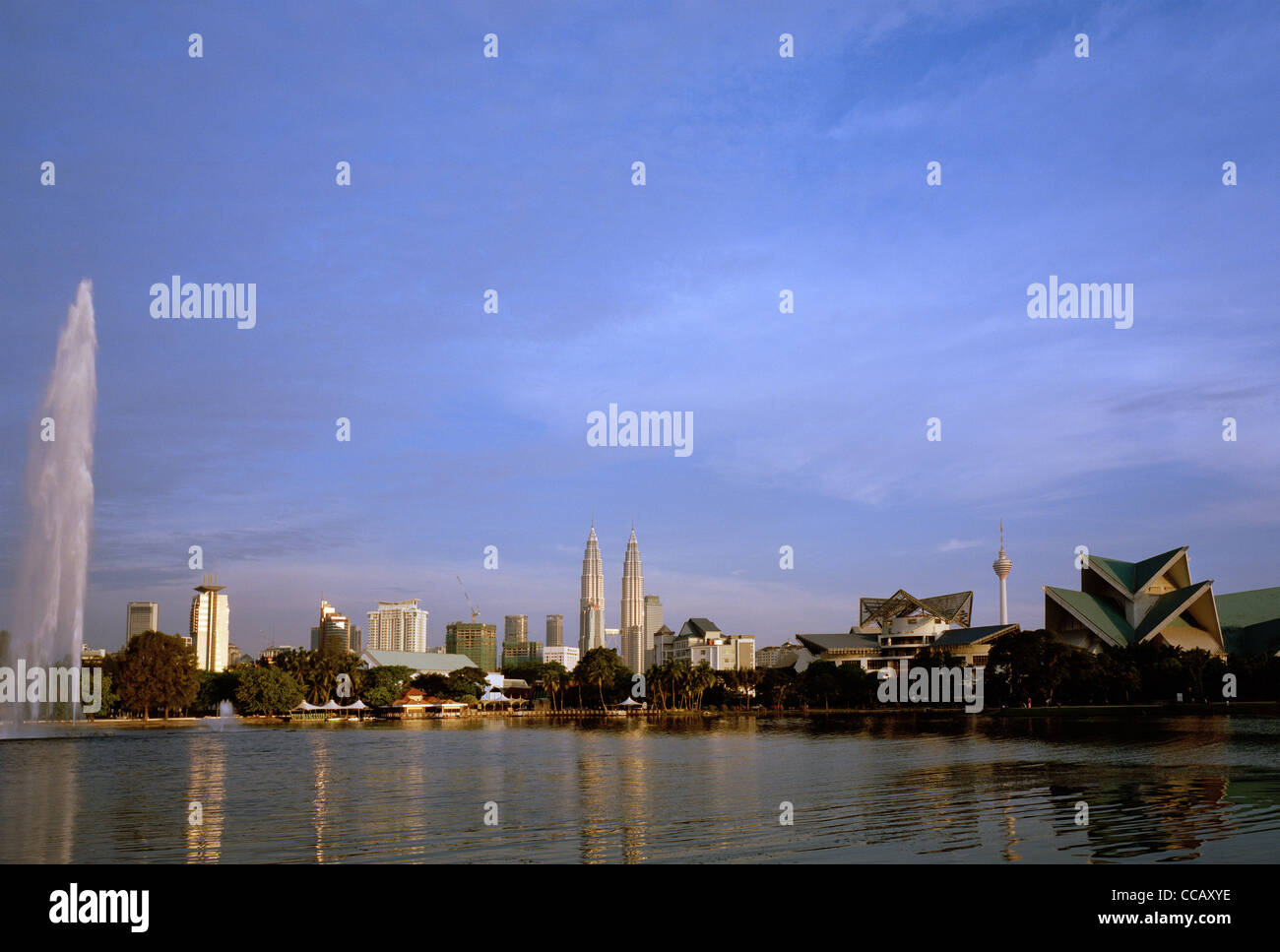 Une vue panoramique du lac Titiwangsa jardins à l'horizon de Kuala Lumpur et les Tours Petronas et Istana Budaya en Malaisie Extrême-Orient Asie du sud-est. Banque D'Images