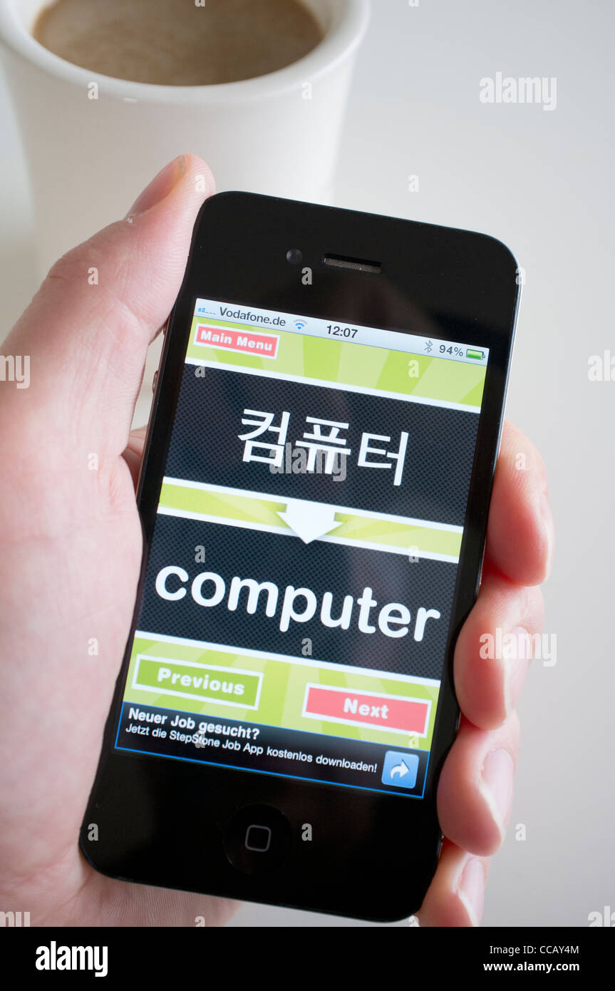 L'apprentissage des élèves à l'aide d'une éducation en langue coréenne app sur un iPhone 4G smart phone Banque D'Images