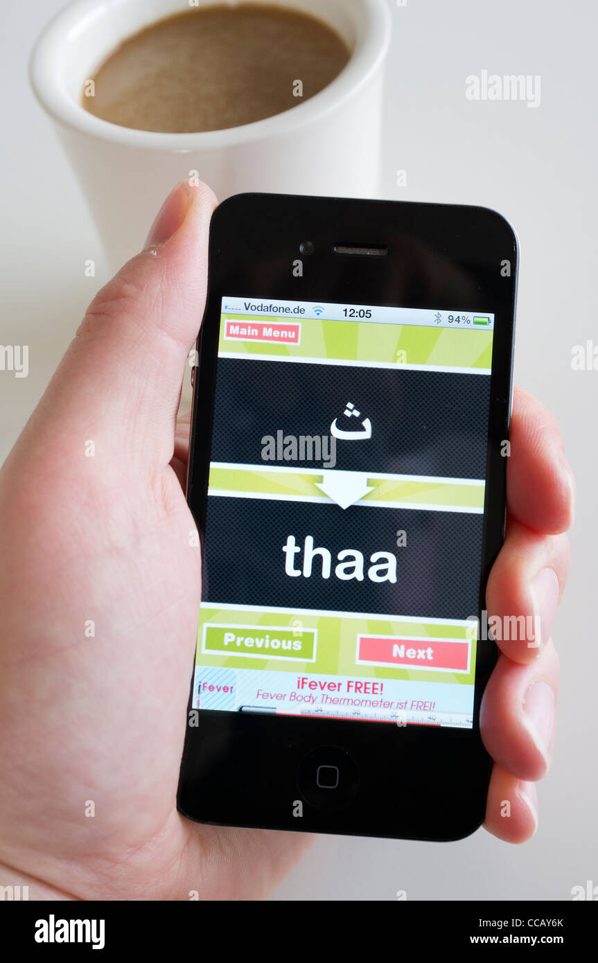 L'apprentissage des élèves l'arabe à l'aide d'une app de l'éducation d'un iPhone 4G smart phone Banque D'Images
