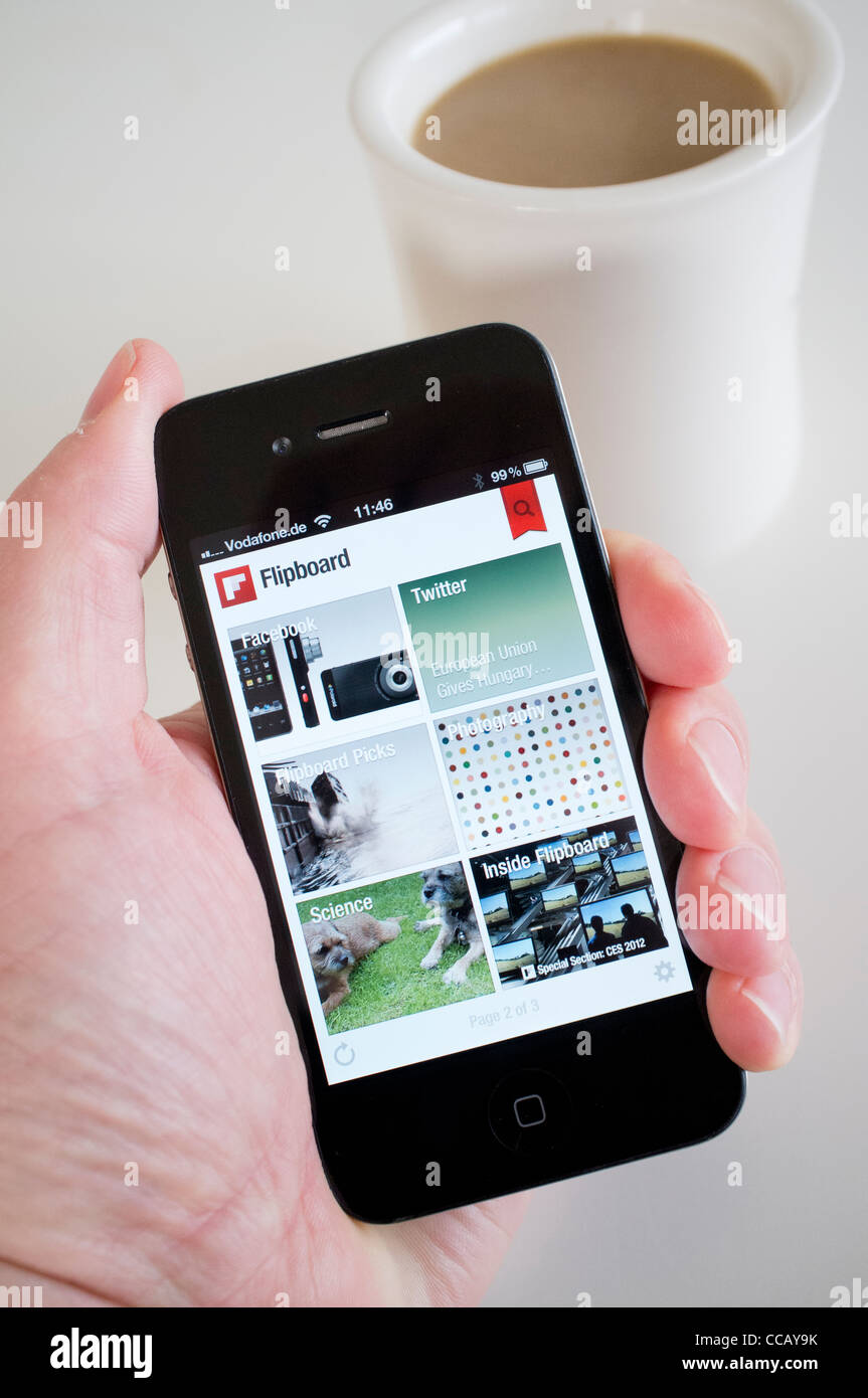 À l'aide d'application de réseau social Flipboard sur un iPhone 4G smart phone Banque D'Images