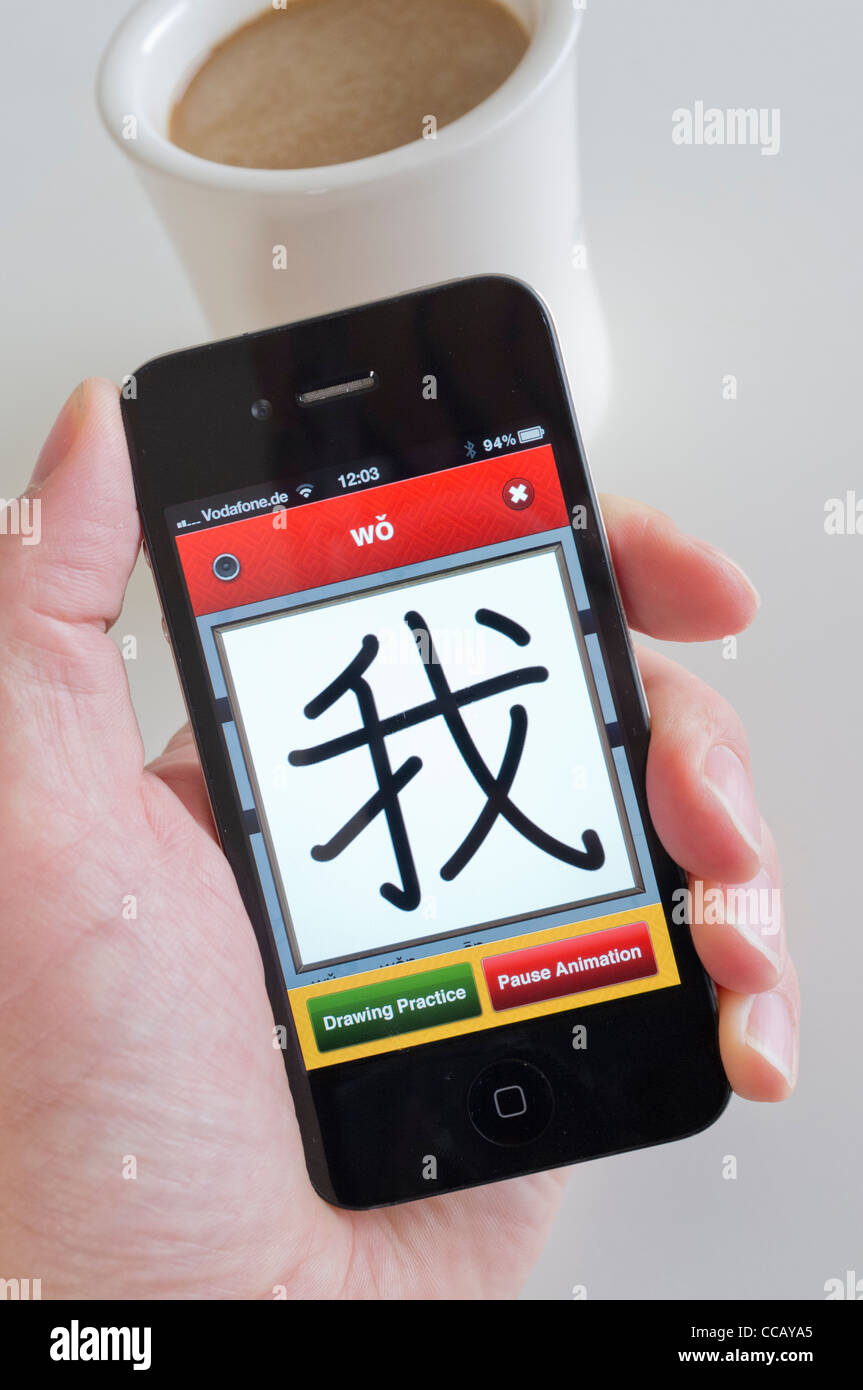 L'apprentissage des élèves à écrire des caractères chinois à l'aide d'app l'éducation d'un iPhone 4G smart phone Banque D'Images