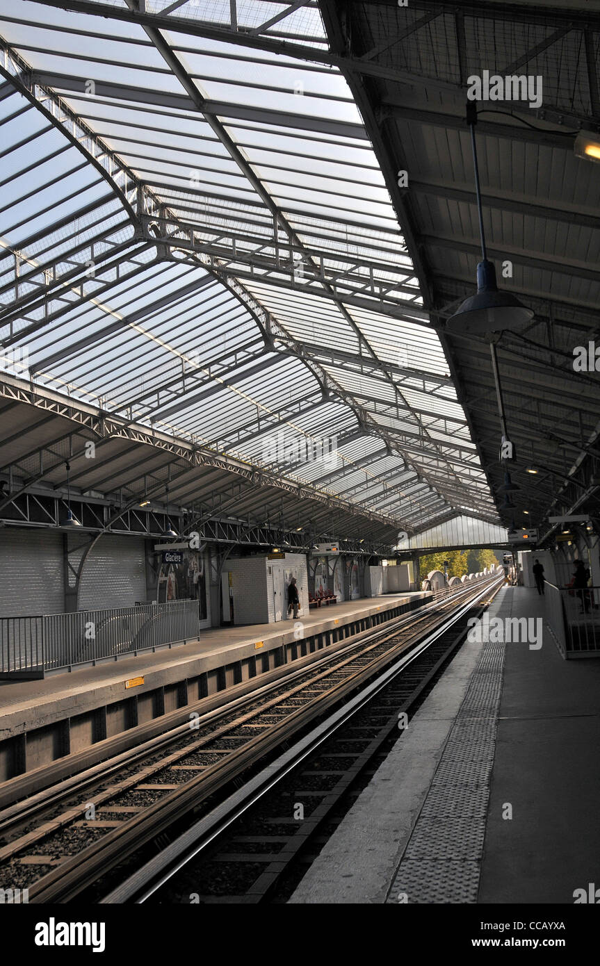Personne dans la station de métro, la Glacière, Paris, France Banque D'Images