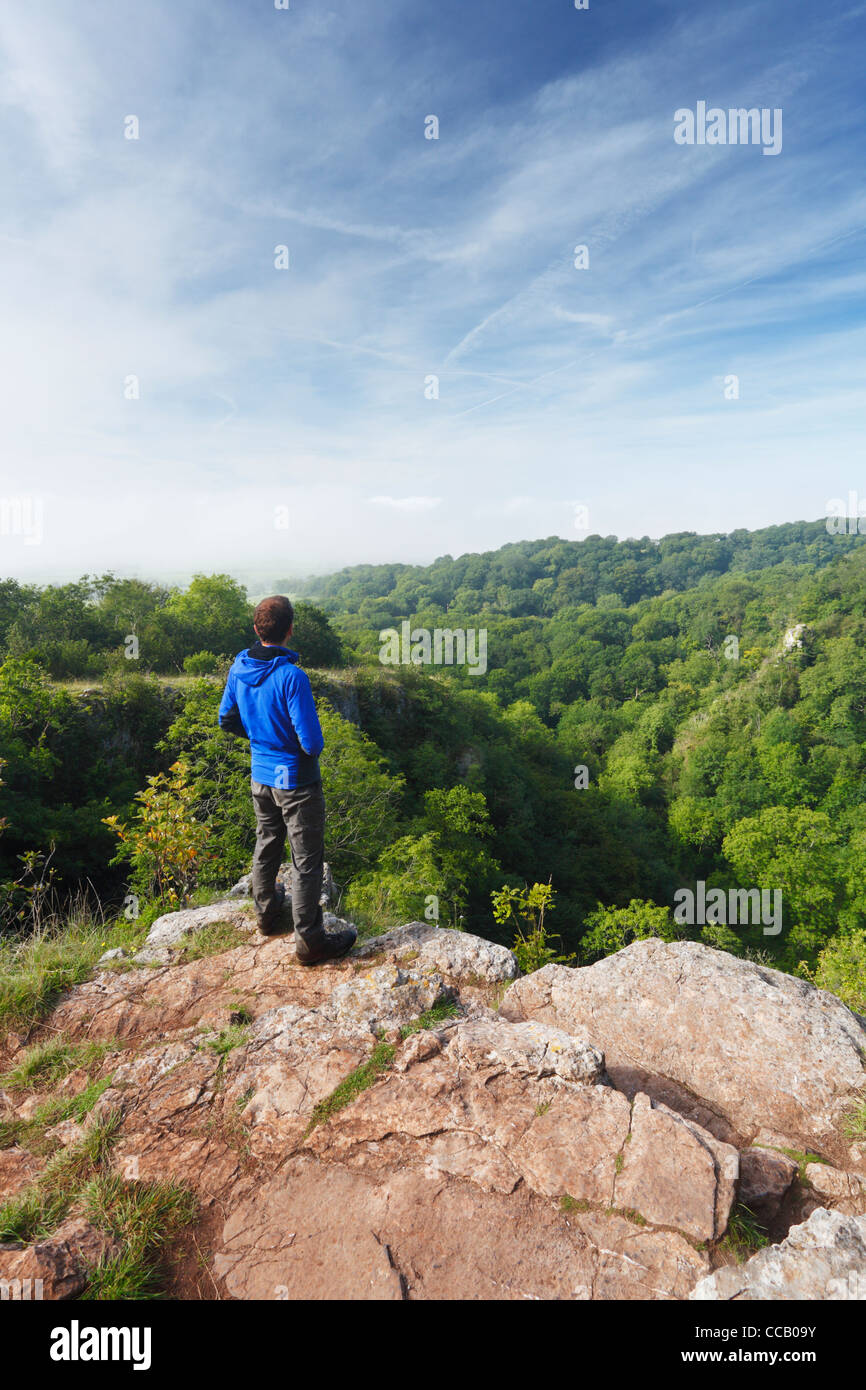 Homme de race blanche Walker à Ebbor Gorge. L'Mendips. Le Somerset. L'Angleterre. UK. Banque D'Images Homme de race blanche Walker à Ebbor Gorge. L'Mendips. Le Somerset. L'Angleterre. UK. Banque D'Images