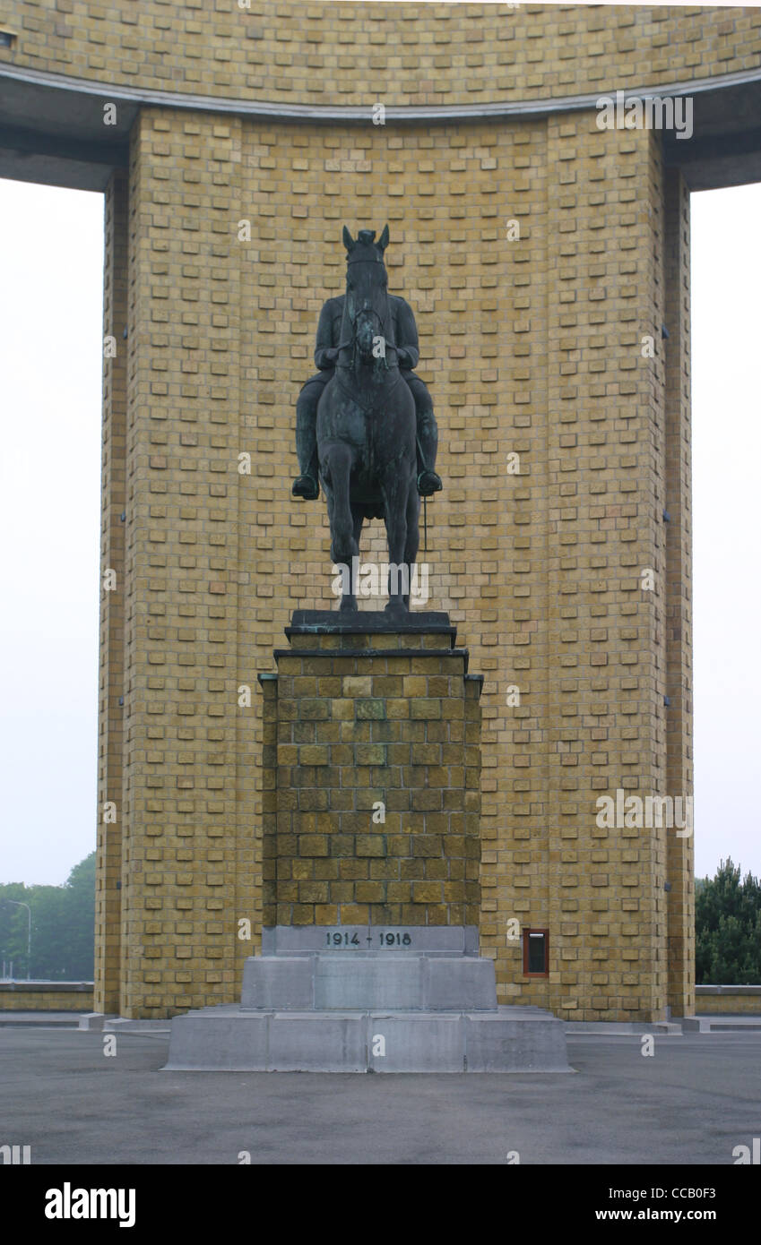 Le Roi Albert Monument au-dessus de la 'Ganzenpoot" (pied d'oie), son centre une statue de bronze le roi belge Banque D'Images