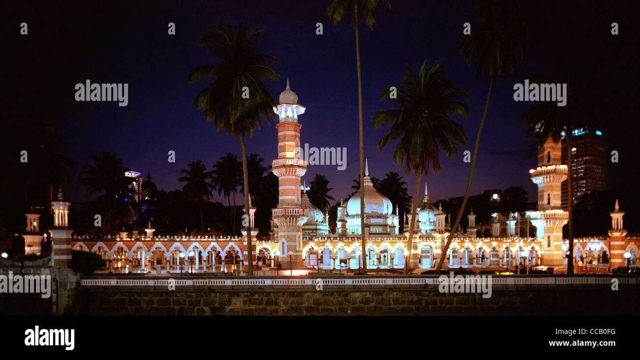 Nuit à la mosquée Jamek à Kuala Lumpur en Malaisie en Extrême-Orient Asie du sud-est.l'Islam bâtiment Architecture musulmane islamique Masjid Religion religieux Banque D'Images