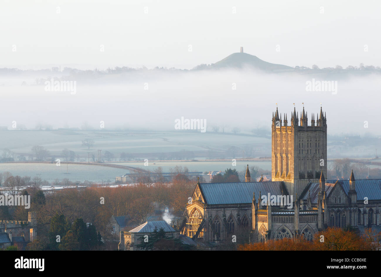 Wells Cathedral avec Tor de Glastonbury au loin. L'hiver. Le Somerset. L'Angleterre. UK. Banque D'Images