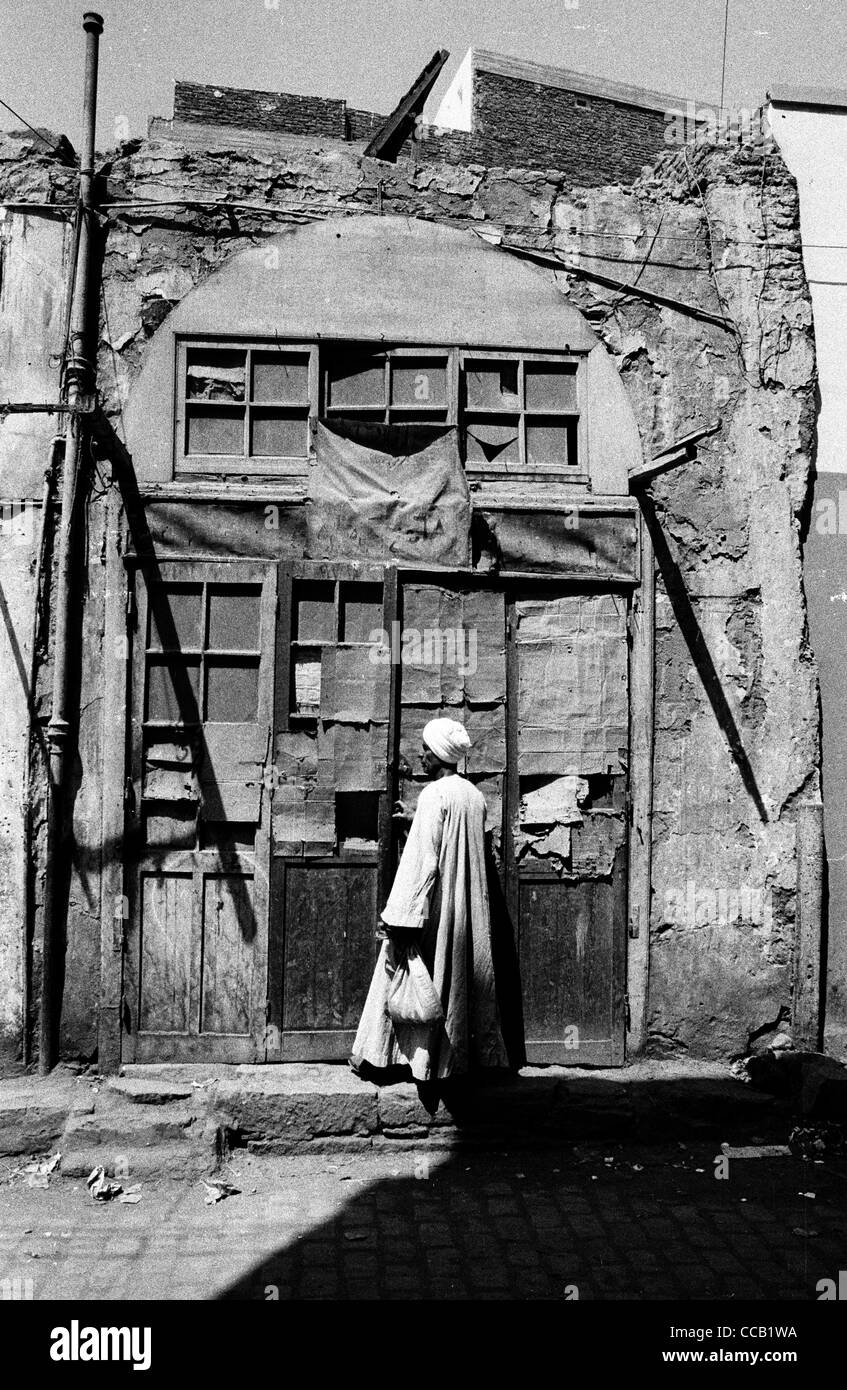 Egypte, village de la Vallée des Rois (Wadi el Malouk) la porte d'entrée d'une vieille maison de briques mi prise en 1983 Banque D'Images