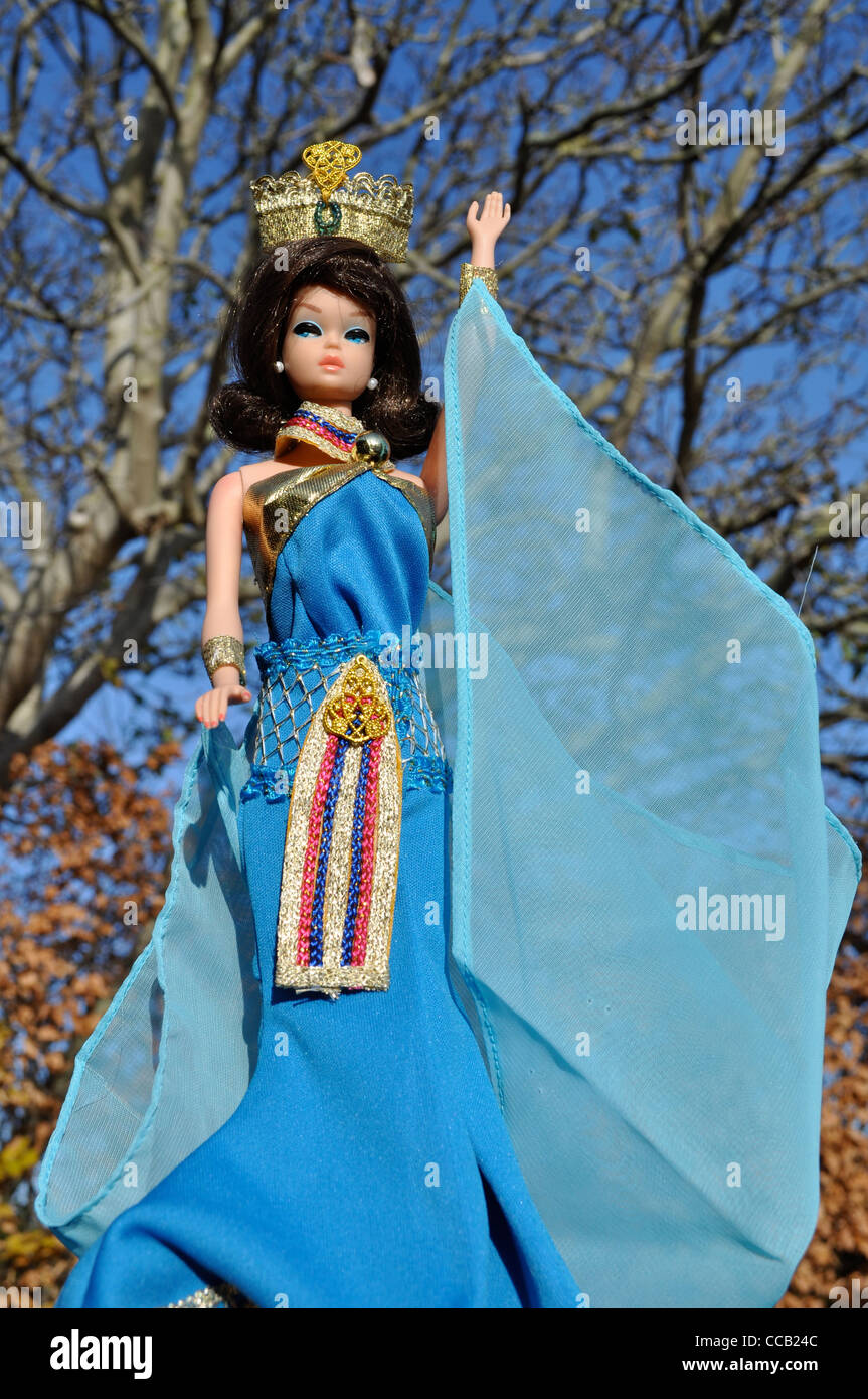 Vintage Barbie Fashion Queen 1963 portant des costumes de Barbie en Egypte Découvrez le monde avec la série de Barbie de Mattel 2002. Banque D'Images