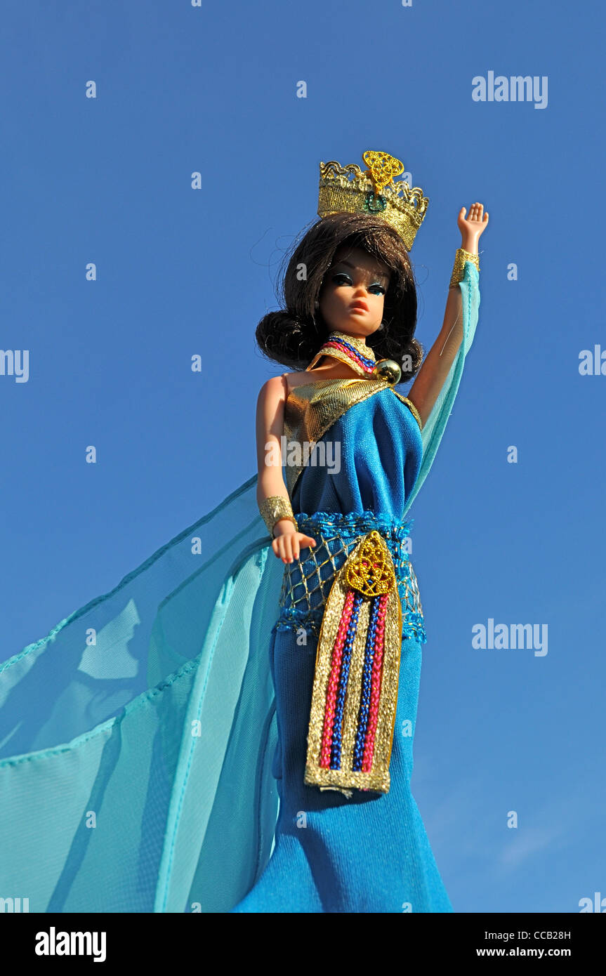 Vintage Barbie Fashion Queen 1963 portant des costumes de Barbie en Egypte Découvrez le monde avec la série de Barbie de Mattel 2002. Banque D'Images