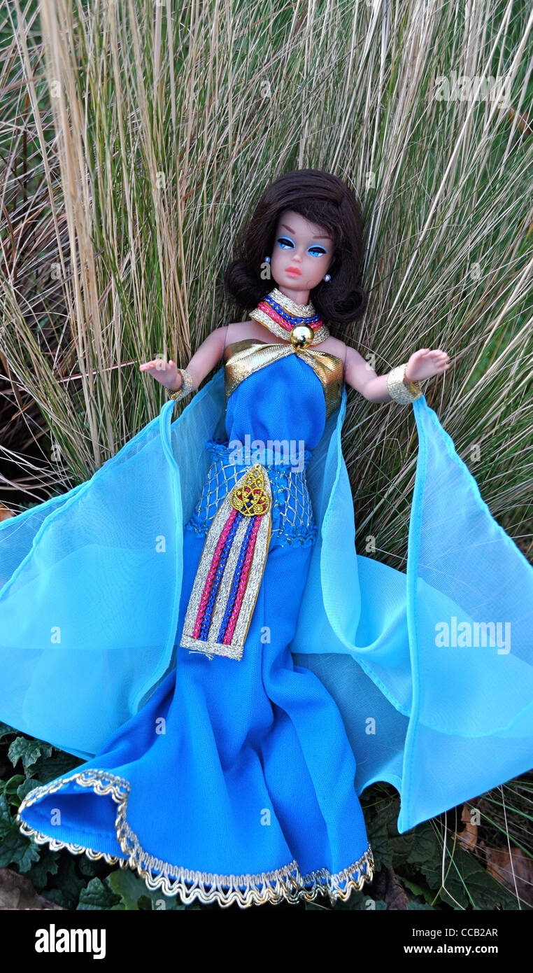 Vintage Barbie Fashion Queen 1963 portant des costumes de Barbie en Egypte Découvrez le monde avec la série de Barbie de Mattel 2002. Banque D'Images