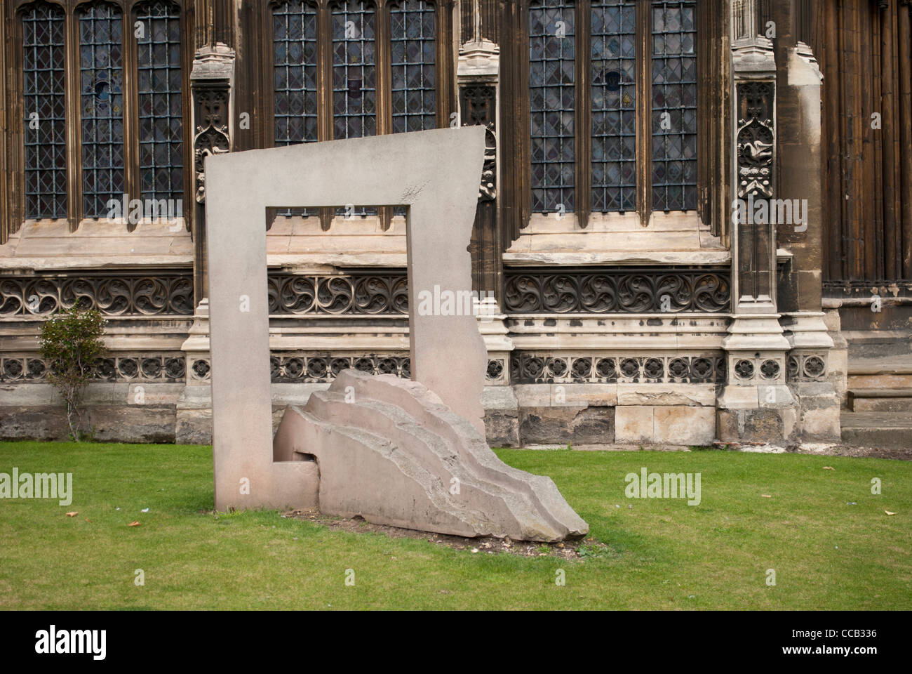 Entre deux mondes sculpture par Michael Dan Archer à l'extérieur de la cathédrale de Lincoln Banque D'Images