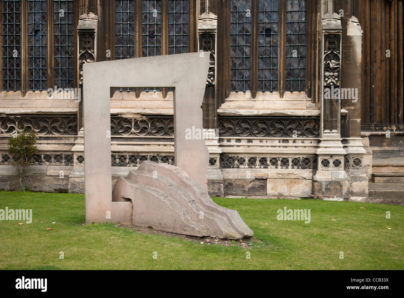 Entre deux mondes sculpture par Michael Dan Archer à l'extérieur de la cathédrale de Lincoln Banque D'Images