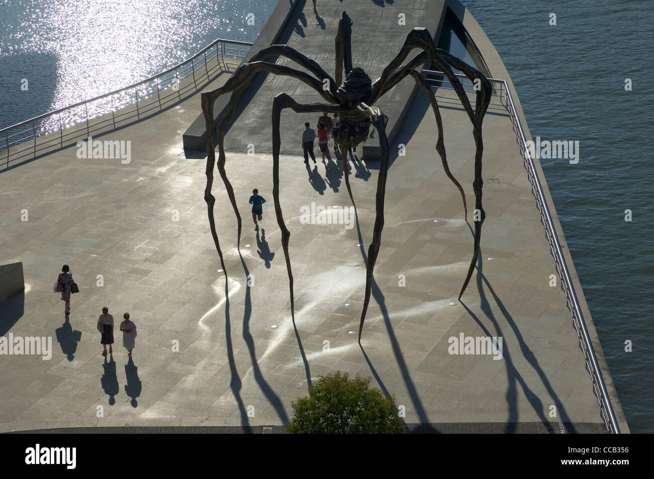 Les gens en passant devant l'Araignée géante de Louise Bourgeois à l'extérieur de la sculpture du Musée Guggenheim, Bilbao, Pays Basque, Espagne Banque D'Images