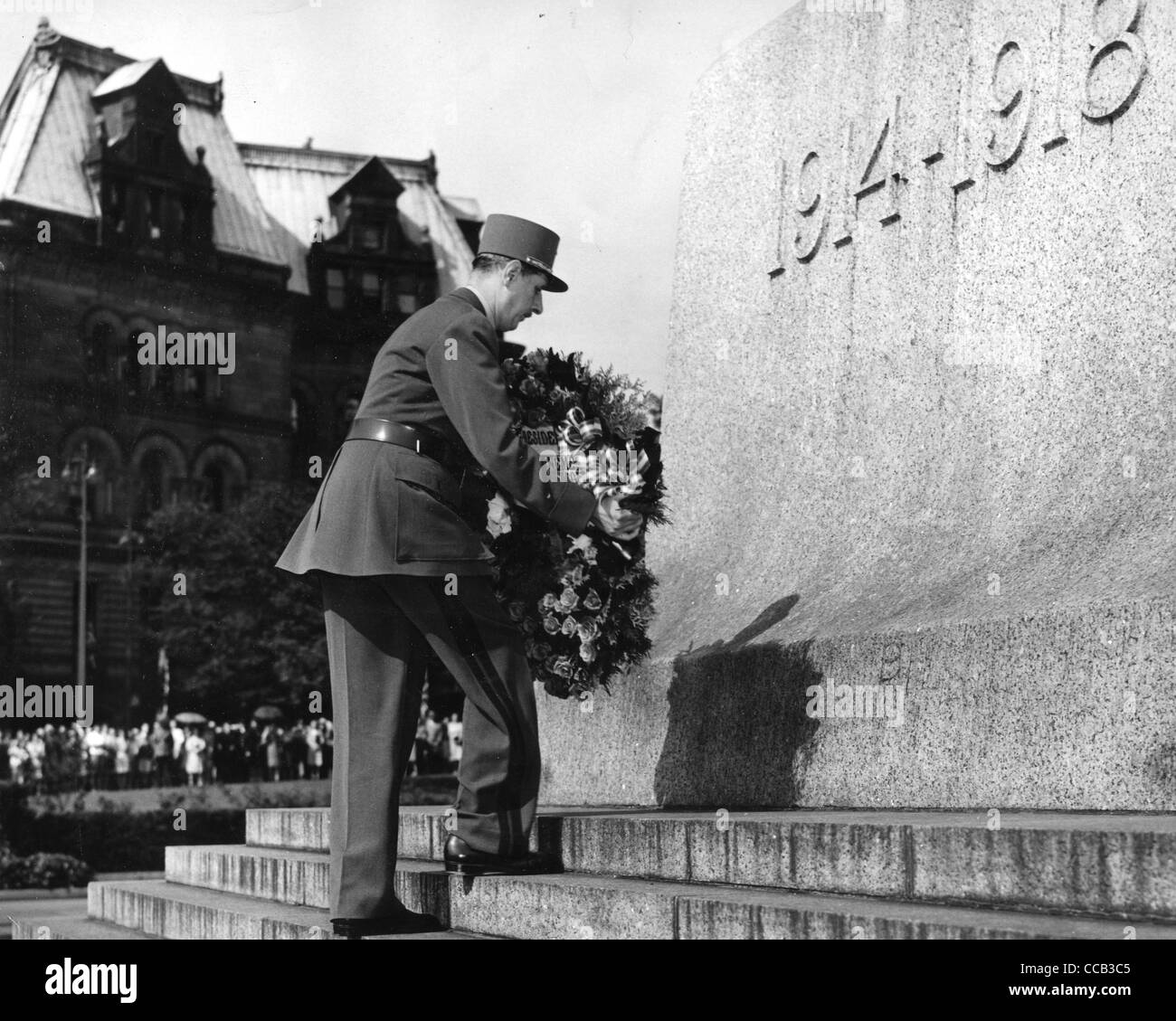 Le général CHARLES DE GAULLE dépose une gerbe au Monument commémoratif de guerre à Ottawa le 11 juillet 1944 Banque D'Images