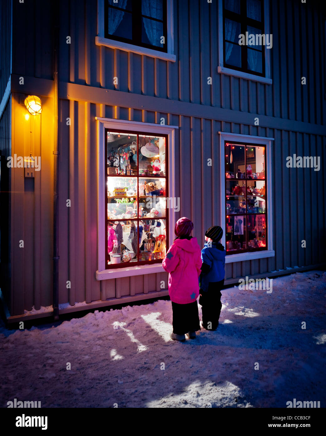 Les enfants faire du lèche-vitrine à l'époque de Noël, Arbaejarsafn, Folk Museum, Reykjavik, Islande Banque D'Images