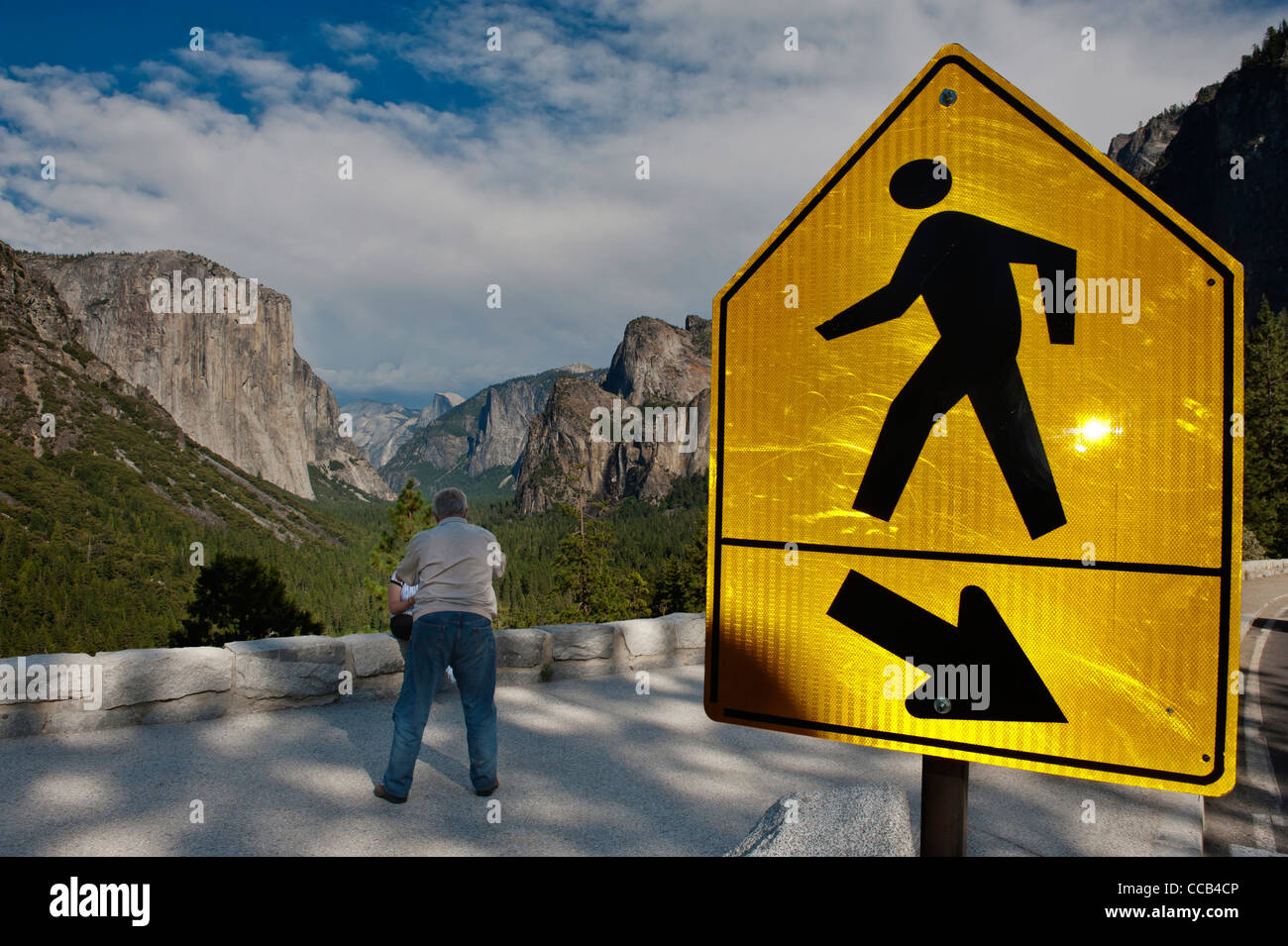 Personnes âgées touristes photographiant 'Tunnel View', Yosemite National Park, California, USA Banque D'Images