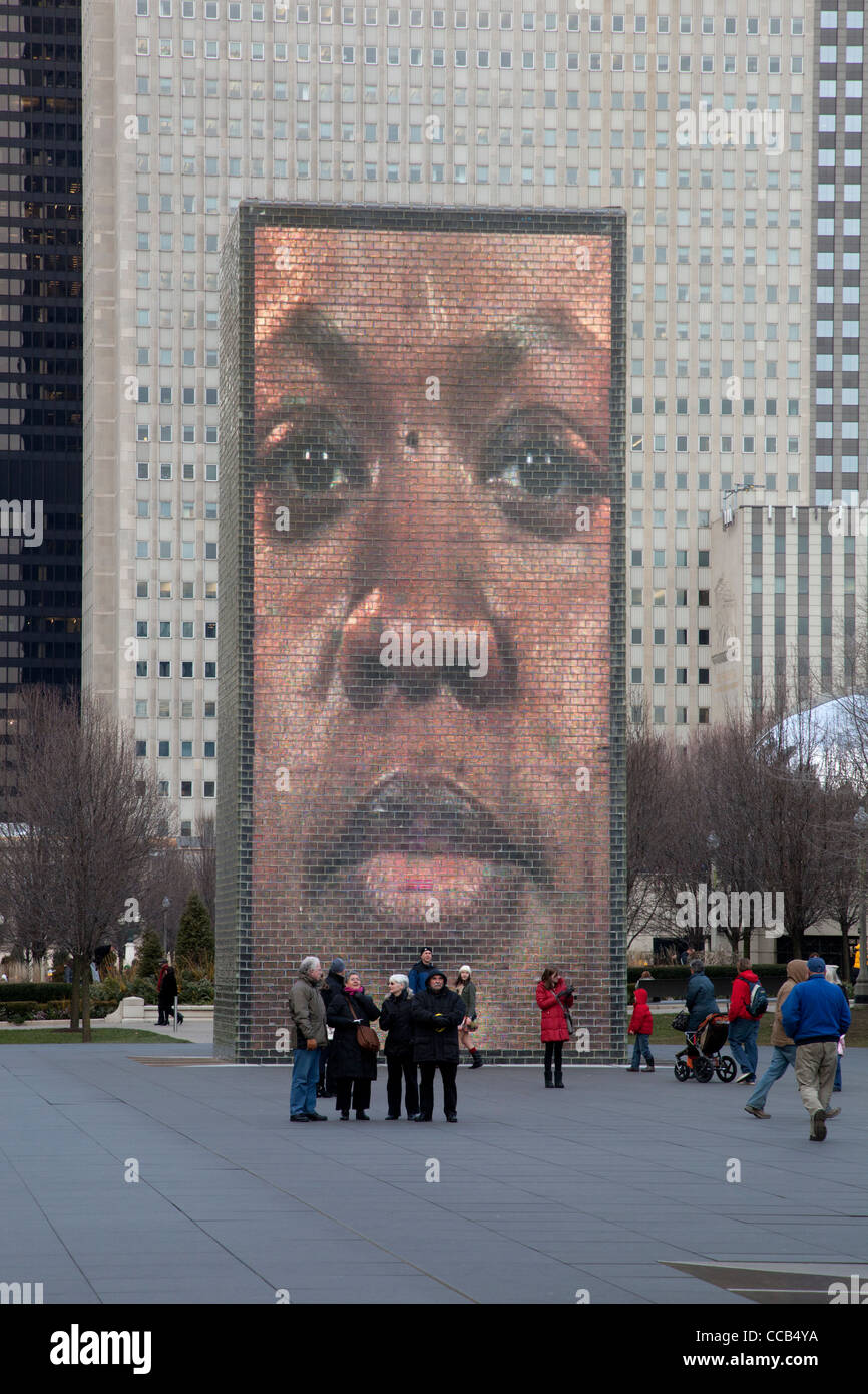 La fontaine de la Couronne, une sculpture vidéo interactive et œuvre d'art public à Chicago's Millennium Park Banque D'Images